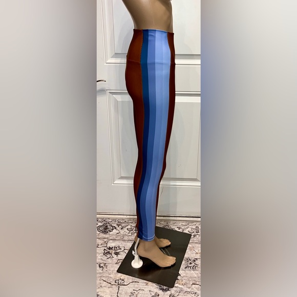 Beach Riot Side Strips Leggings Never Worn - Picture 3 of 6